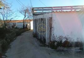 House with 3 rooms and patio and land.