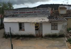 House with 3 rooms and patio and land.