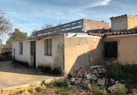 House with 3 rooms and patio and land.