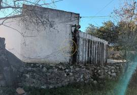 House with 3 rooms and patio and land.