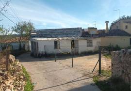 House with 3 rooms and patio and land.