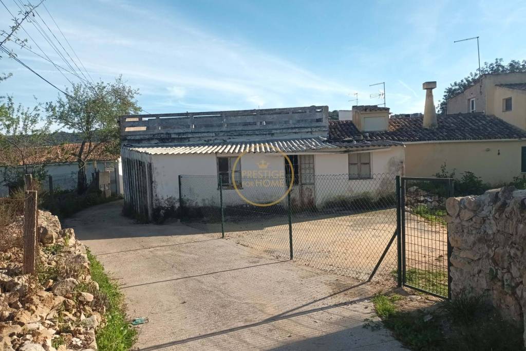 House with 3 rooms and patio and land.
