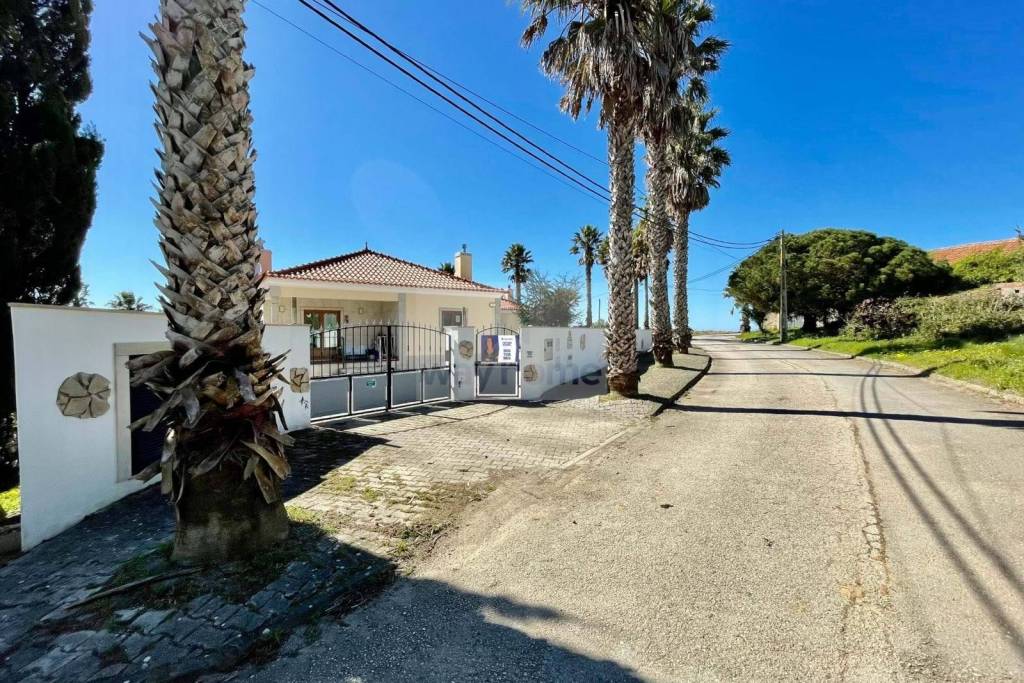 House with a total area of 1380 m2 in Santa Bárbara - Lourinhã