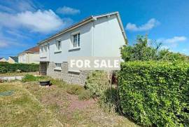 Detached House with Garden Close to the Coast