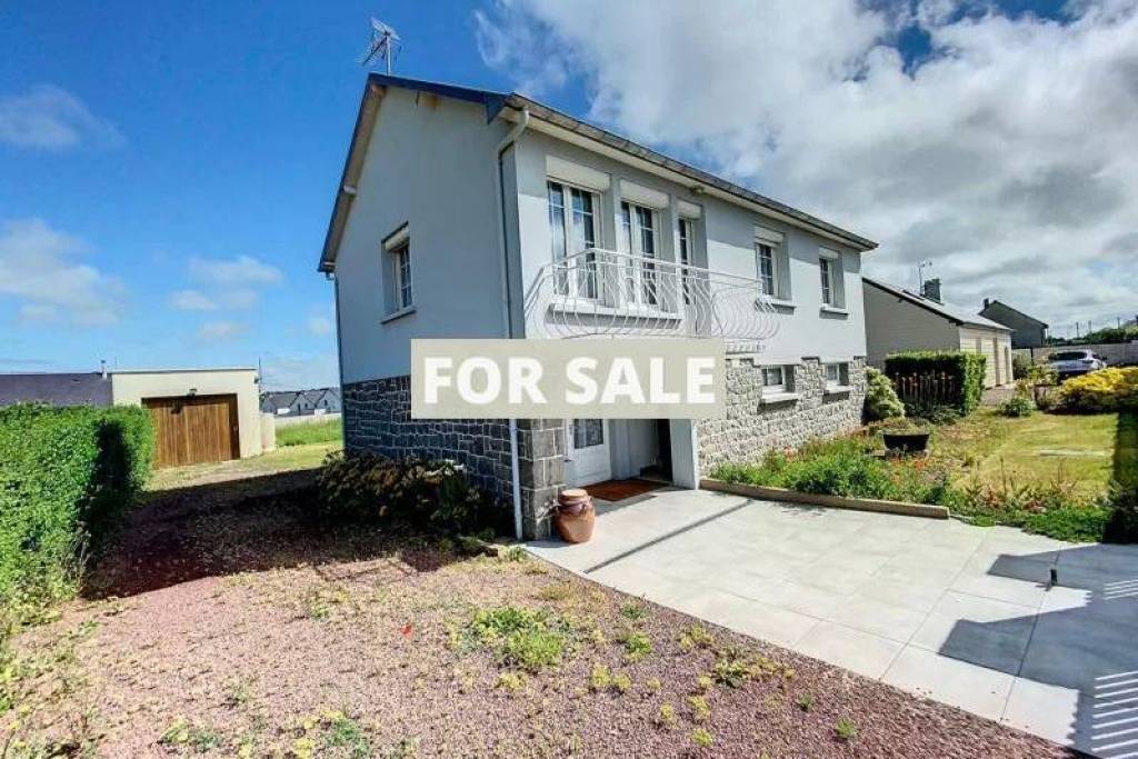 Detached House with Garden Close to the Coast