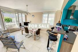 Detached House with Garden Close to the Coast