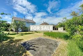 Detached House with Garden Close to the Coast