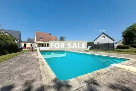 Detached House with Swimming Pool