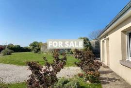 Detached House with Garden and Sea View