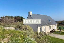 Detached House with Garden and Sea View