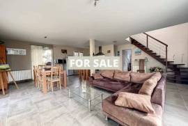 Contemporary Detached House Close to the Coast
