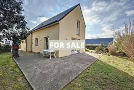 Contemporary Detached House Close to the Coast