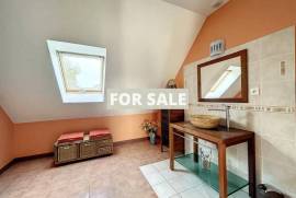 Contemporary Detached House Close to the Coast