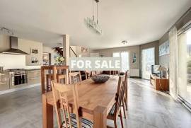 Contemporary Detached House Close to the Coast