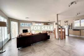 Contemporary Detached House Close to the Coast