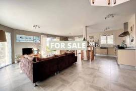 Contemporary Detached House Close to the Coast