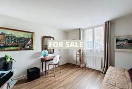 Detached Country House with Landscaped Garden