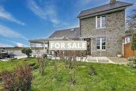 Detached Country House with Landscaped Garden