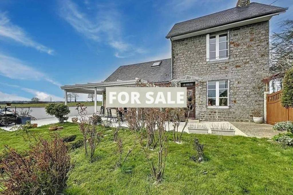 Detached Country House with Landscaped Garden