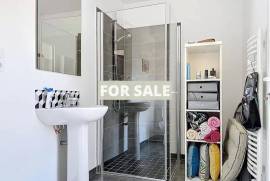 Stunning Contemporary House only 500m from the Beach