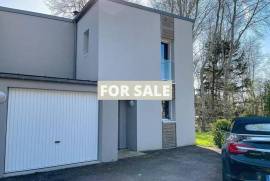Stunning Contemporary House only 500m from the Beach
