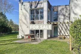 Stunning Contemporary House only 500m from the Beach