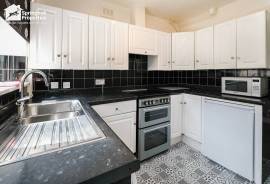 3 bedroom, Semi-detached house for sale