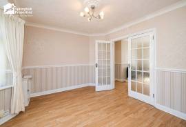 3 bedroom, Semi-detached house for sale