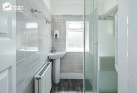3 bedroom, Semi-detached house for sale