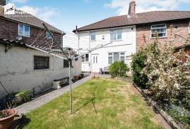 3 bedroom, Semi-detached house for sale