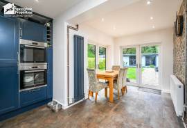 3 bedroom, Semi-detached house for sale
