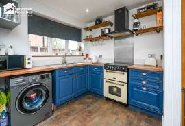 3 bedroom, Semi-detached house for sale