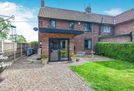 3 bedroom, Semi-detached house for sale