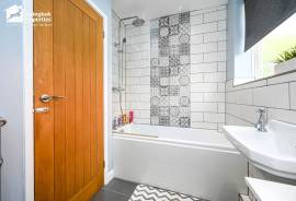 3 bedroom, Semi-detached house for sale