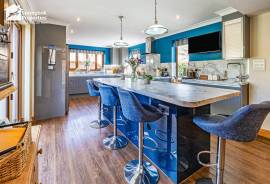 4 bedroom, Detached house for sale