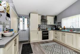 4 bedroom, Detached house for sale