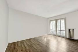 Ready to move near Ku'Damm: Bright 3-room apartment for sale with lift