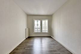 Ready to move near Ku'Damm: Bright 3-room apartment for sale with lift