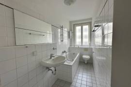 Ready to move near Ku'Damm: Bright 3-room apartment for sale with lift