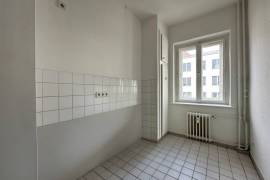 Ready to move near Ku'Damm: Bright 3-room apartment for sale with lift