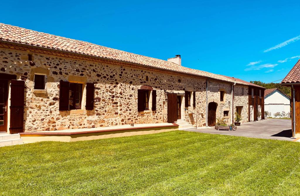 Propriete a Monpazier entierement renovee comprenant une maison d\'habitation avec gites