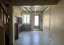À monpazier, maison de village en pierres avec cour