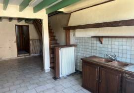 À monpazier, maison de village en pierres avec cour