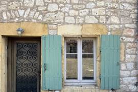 À monpazier, maison de village en pierres avec cour