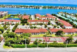 102 Half Moon Circle F2, Hypoluxo, FL 33462