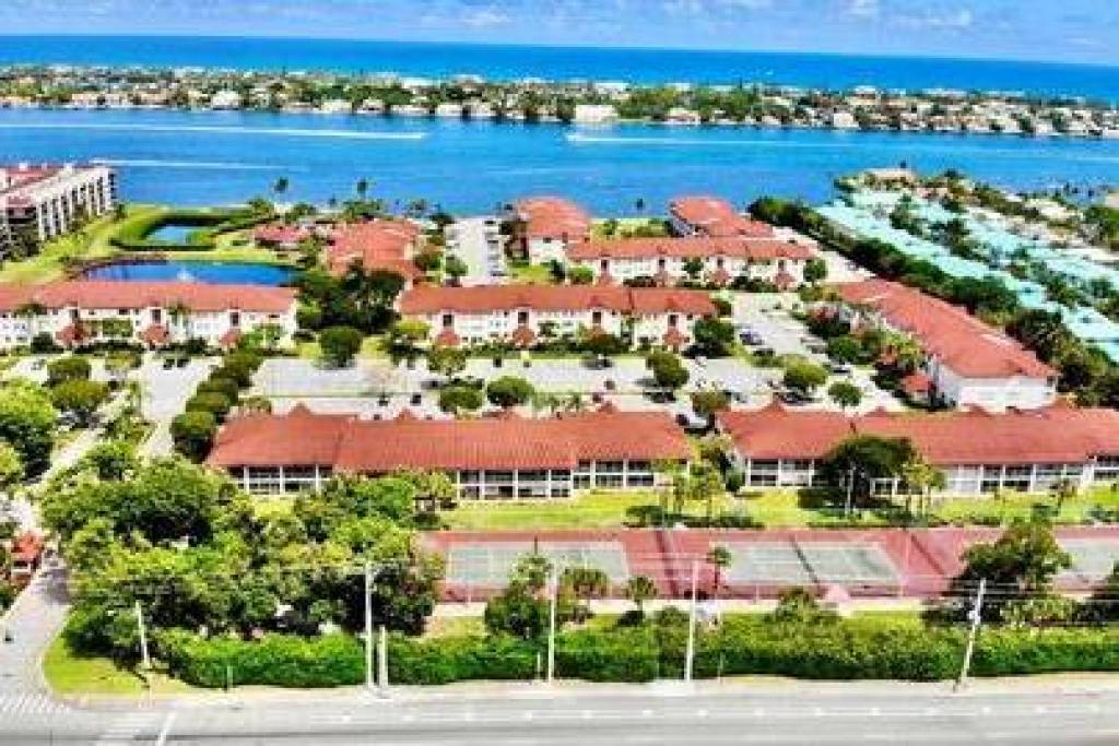 102 Half Moon Circle F2, Hypoluxo, FL 33462