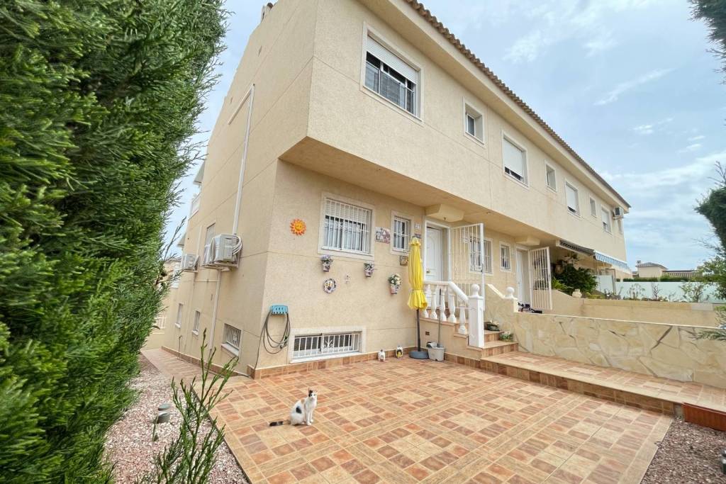 LARGE TOWNHOUSE WITH COMMUNAL POOL IN THE CENTRE OF BENIJOFAR