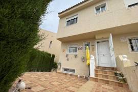 LARGE TOWNHOUSE WITH COMMUNAL POOL IN THE CENTRE OF BENIJOFAR