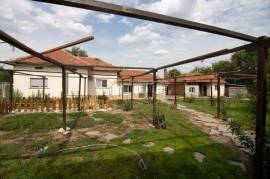 Belle maison de 2 chambres et 2 salles de bain avec grande cour près de Polski Trambesh