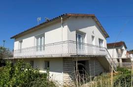 €170200 - Charming 4-Bed Home with Garden in Quiet Central Ruffec
